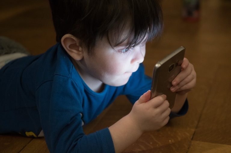 Bambino davanti al cellulare