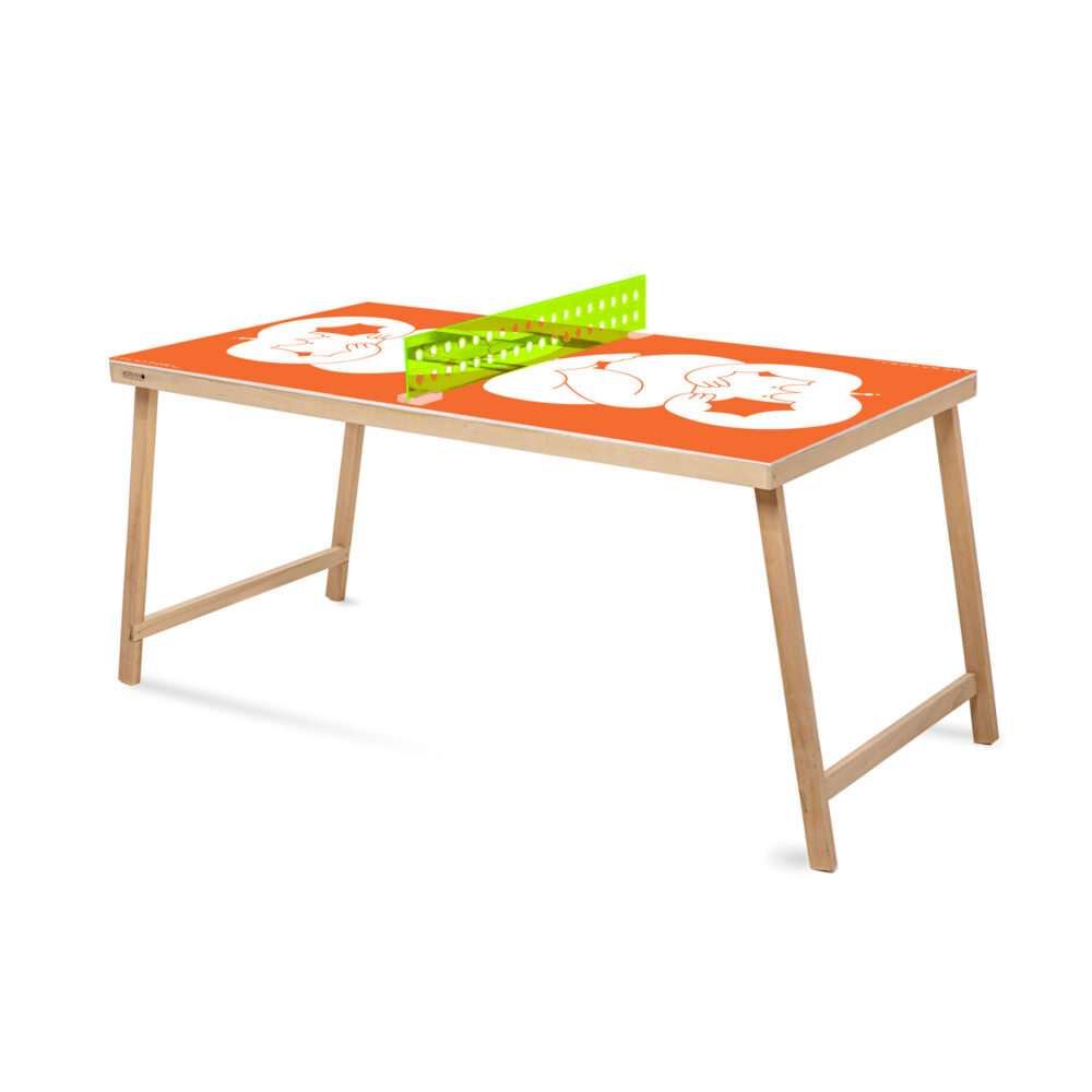 U'opera d'arte che diventa un tavolo da ping pong realizzato a mano artigianalmente